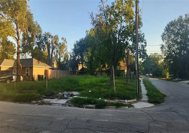 2nd image of 5802 Westover St, Houston, TX 77033 | MLS# 82622602