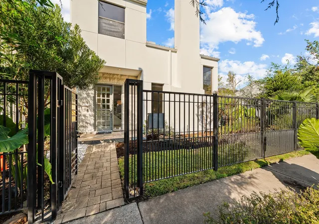 Photo 3 of Single family home for sale at 235 Malone St, Houston, TX 77007 | MLS# 10891182 | Listing updated on 2026-08-04