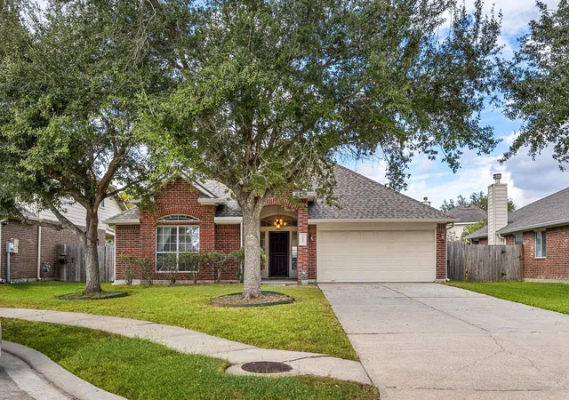 Photo 3 of Single family home for sale at 3012 Kings Isle Ln, Dickinson, TX 77539 | MLS# 3785272 | Listing updated on 2026-08-07