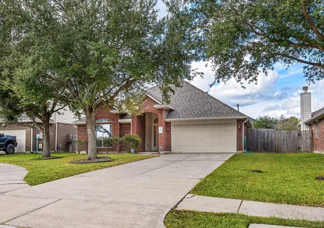 Photo 3 of Single family home for sale at 3012 Kings Isle Ln, Dickinson, TX 77539 | MLS# 3785272 | Listing updated on 2026-08-07