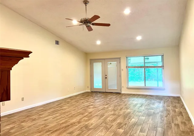 Photo 4 of Sale Pending at 11703 Seawood Dr, Houston, TX 77089 | MLS# 46134064 | Listing updated on 2026-09-22