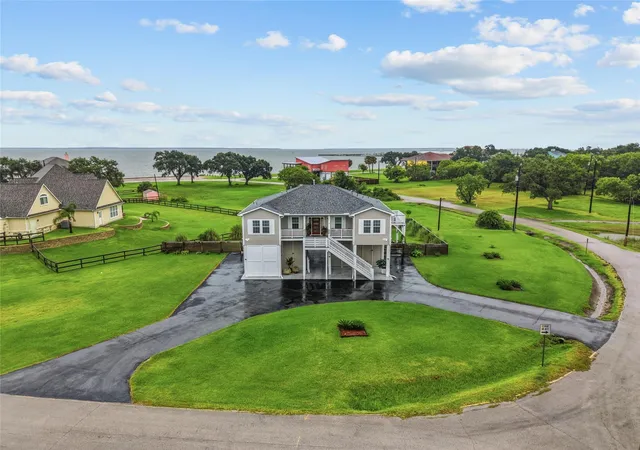 2nd image of 4 Shore Acres Cir, La Porte, TX 77571 | MLS# 2658879