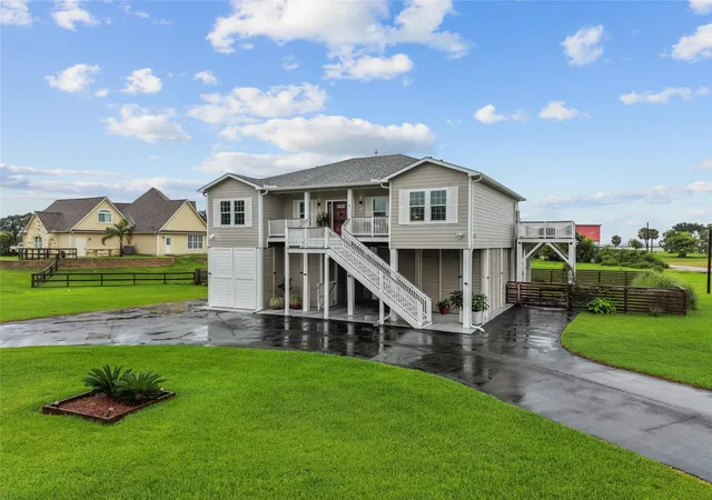 Photo 3 of Sale Pending at 4 Shore Acres Cir, La Porte, TX 77571 | MLS# 2658879 | Listing updated on 2026-09-16