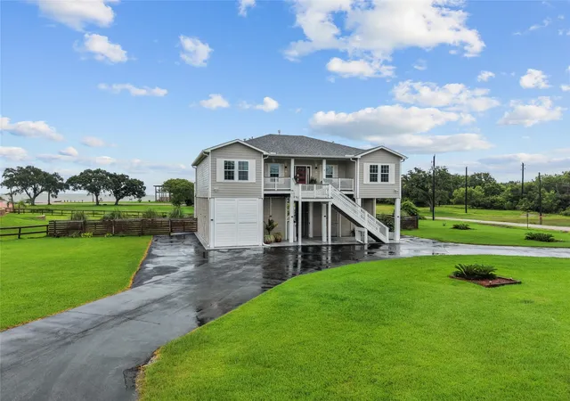 Photo 3 of Sale Pending at 4 Shore Acres Cir, La Porte, TX 77571 | MLS# 2658879 | Listing updated on 2026-09-16