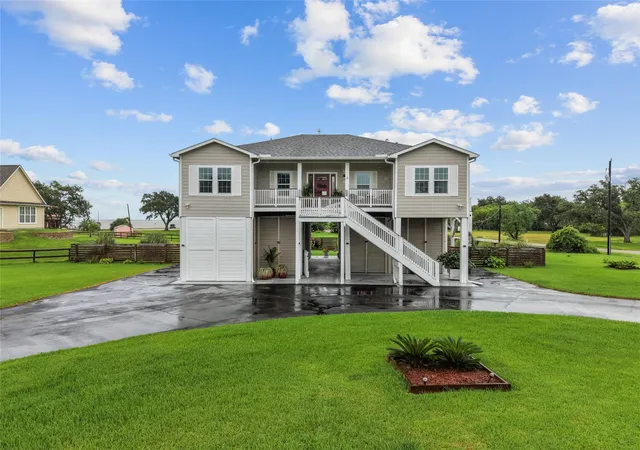 Photo 4 of Sale Pending at 4 Shore Acres Cir, La Porte, TX 77571 | MLS# 2658879 | Listing updated on 2026-09-16