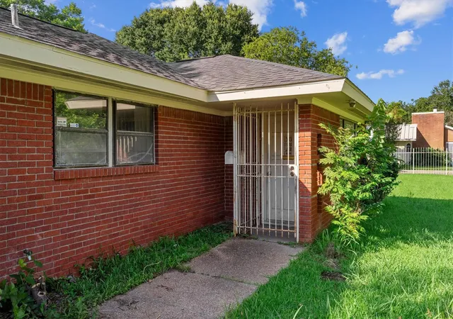 Photo 3 of Single family home for sale at 7333 Cayton St, Houston, TX 77061 | MLS# 12902177 | Listing updated on 2026-09-01
