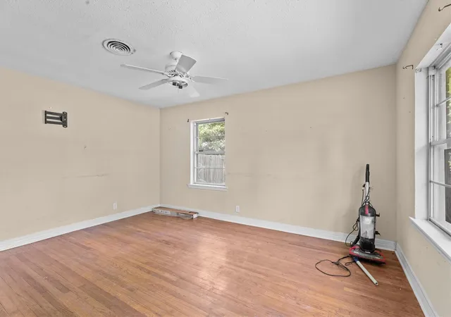 Photo 4 of Single family home for sale at 7333 Cayton St, Houston, TX 77061 | MLS# 12902177 | Listing updated on 2026-09-01