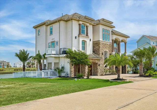 4th image of 9 Loggerhead, Hitchcock, TX 77563 | MLS# 42050852
