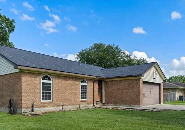 3rd image of 10122 Laurie Ln, Highlands, TX 77562 | MLS# 83030957