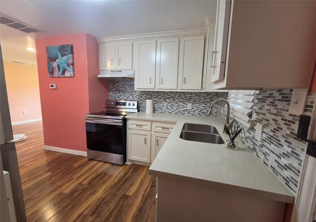 Photo 3 of Single family home for sale at 525 E 35th Street, Houston, TX 77022 | MLS# 31687580 | Listing updated on 2026-07-03