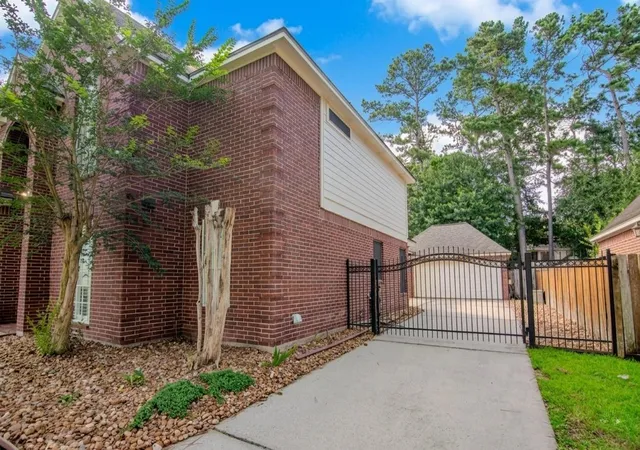 Photo 2 of Single family home for sale at 6807 Queensclub Dr, Houston, TX 77069 | MLS# 77429291 | Listing updated on 2026-09-04