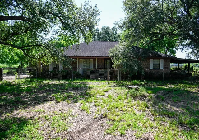 Photo 3 of Sale Pending at 17215 County Rd 831, Pearland, TX 77584 | MLS# 5096741 | Listing updated on 2026-09-21