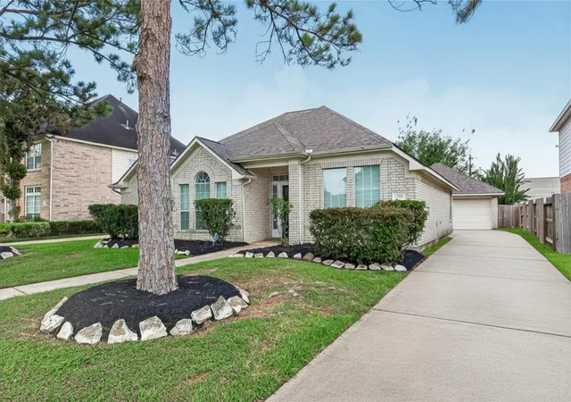 Photo 2 of Single family home for sale at 2726 Martinec Dr, Pearland, TX 77584 | MLS# 56038019 | Listing updated on 2026-09-22