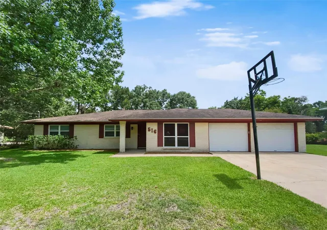 1st image of 516 Dwyer St, Angleton, TX 77515 | MLS# 95788664