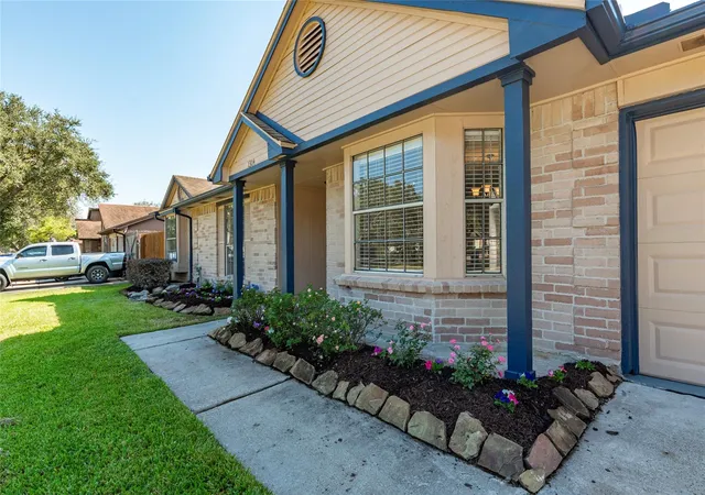 2nd image of 1304 Piney Woods Dr, Friendswood, TX 77546 | MLS# 81737551