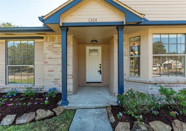 3rd image of 1304 Piney Woods Dr, Friendswood, TX 77546 | MLS# 81737551