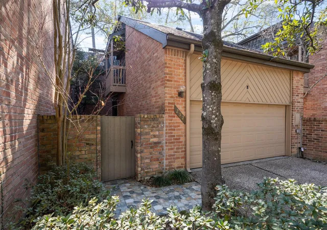 Photo 2 of Townhouse for sale at 252 Sugarberry Cir, Houston, TX 77024 | MLS# 23537587 | Listing updated on 2026-09-01
