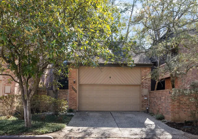 Photo 3 of Townhouse for sale at 252 Sugarberry Cir, Houston, TX 77024 | MLS# 23537587 | Listing updated on 2026-09-01