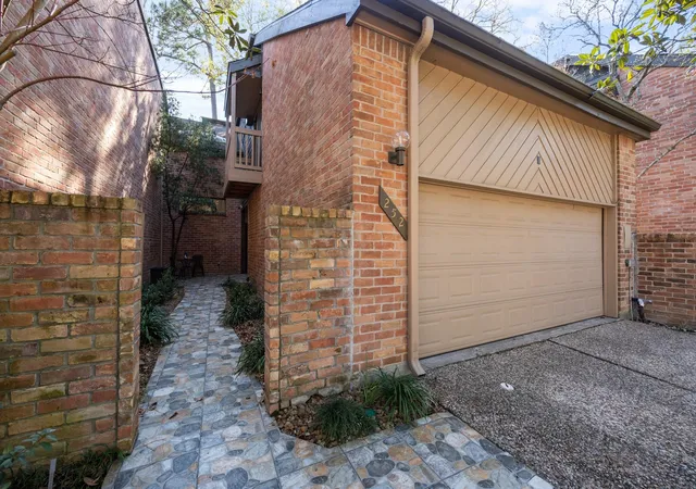 Photo 3 of Townhouse for sale at 252 Sugarberry Cir, Houston, TX 77024 | MLS# 23537587 | Listing updated on 2026-09-01