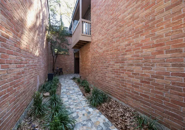 Photo 4 of Townhouse for sale at 252 Sugarberry Cir, Houston, TX 77024 | MLS# 23537587 | Listing updated on 2026-09-01