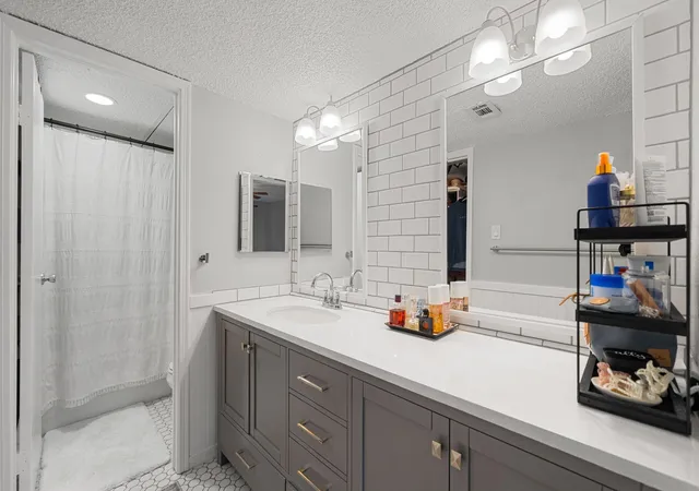 5th image of 12550 Whittington Dr, Houston, TX 77077