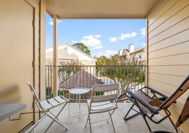 3rd image of 12550 Whittington Dr #811, Houston, TX 77077 | MLS# 32426437