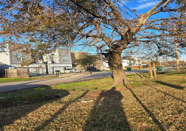 Photo 2 of Land for sale at 402 E 42nd St, Houston, TX 77022 | MLS# 63809198 | Listing updated on 2025-12-19