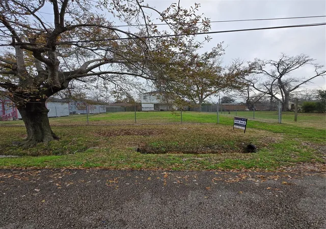 Photo 3 of Land for sale at 402 E 42Nd St, Houston, TX 77022 | MLS# 63809198 | Listing updated on 2025-12-19