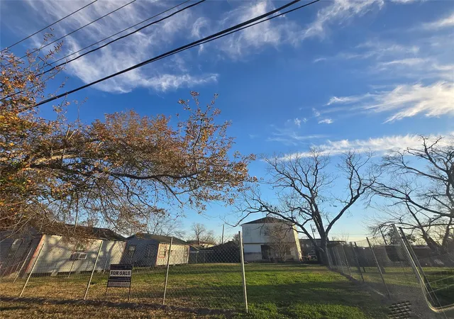 Photo 4 of Land for sale at 402 E 42Nd St, Houston, TX 77022 | MLS# 63809198 | Listing updated on 2025-12-19