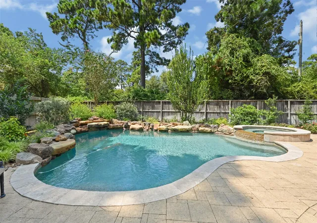Photo 4 of Sale Pending at 35 Monet Bend Pl, The Woodlands, TX 77382 | MLS# 19489334 | Listing updated on 2026-09-11