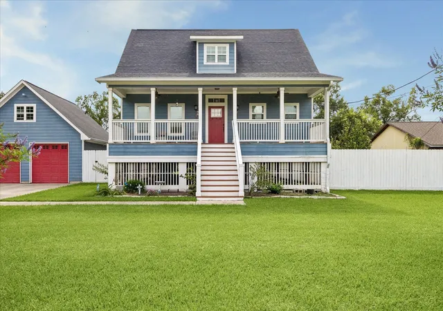3rd image of 4424 Country Club Dr, Dickinson, TX 77539 | MLS# 4773819