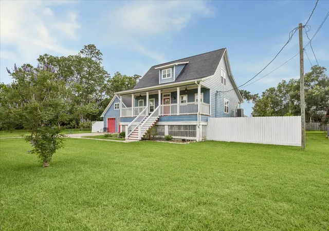 4th image of 4424 Country Club Dr, Dickinson, TX 77539 | MLS# 4773819