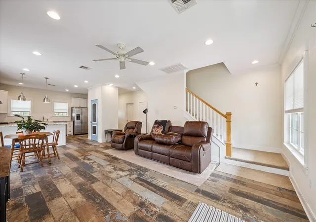 5th image of 4424 Country Club Dr, Dickinson, TX 77539 | MLS# 4773819