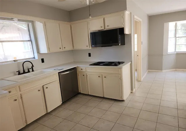 Photo 4 of Single family home for sale at 11918 Holly Stone Dr, Houston, TX 77070 | MLS# 70602499 | Listing updated on 2026-08-28