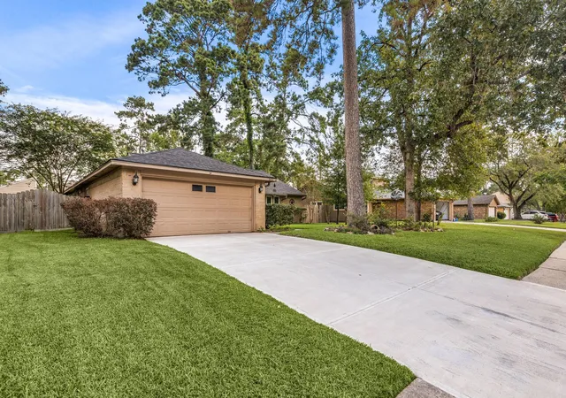 Photo 3 of Sale Pending at 2811 Whispering Springs Dr, Spring, TX 77373 | MLS# 10282985 | Listing updated on 2026-09-16