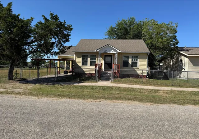 3rd image of 602/606 E Clayton St, Cuero, TX 77954 | MLS# 49465011