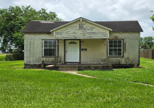 1st image of 213 W Jackson St, West Columbia, TX 77486 | MLS# 94193494