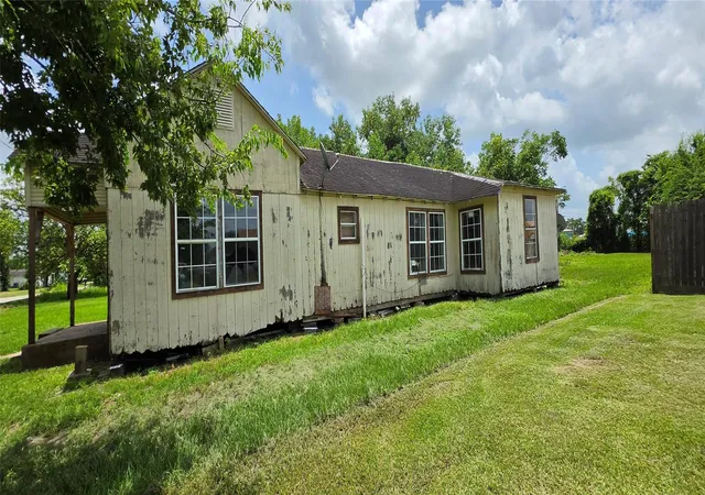 3rd image of 213 W Jackson St, West Columbia, TX 77486 | MLS# 94193494