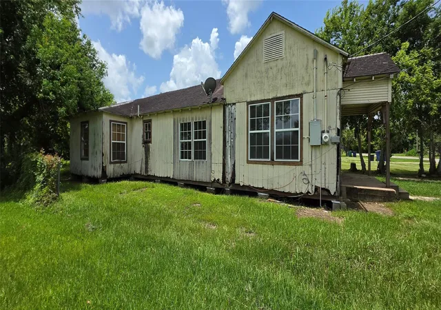 4th image of 213 W Jackson St, West Columbia, TX 77486 | MLS# 94193494