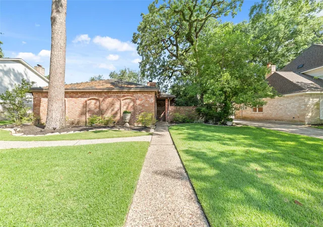 Photo 3 of Single family home for sale at 5930 Old Lodge Dr, Houston, TX 77066 | MLS# 63962058 | Listing updated on 2026-09-08