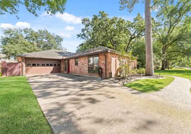 Photo 3 of Single family home for sale at 5930 Old Lodge Dr, Houston, TX 77066 | MLS# 63962058 | Listing updated on 2026-09-08