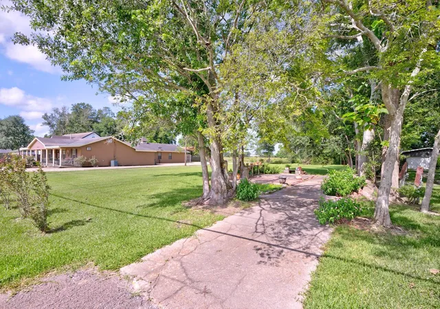 4th image of 2970 S Major Dr S, Beaumont, TX 77707 | MLS# 77188246