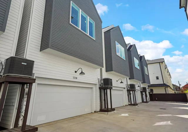 Photo 2 of Single family home for sale at 1218 W 24th St #D, Houston, TX 77008 | MLS# 38012988 | Listing updated on 2026-09-19