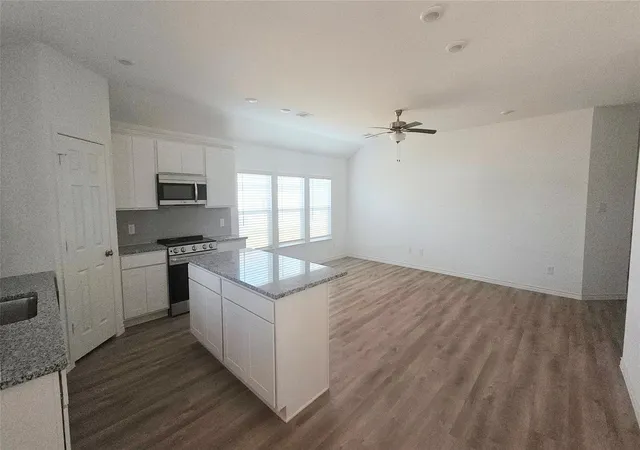 5th image of 10481 Sugar Mill Dr, Conroe, TX 77306 | MLS# 90143839