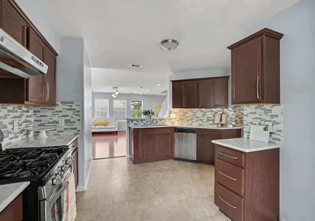 5th image of 5622 Wasabi Ln, Baytown, TX 77521 | MLS# 74285604