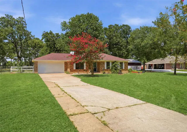 Photo 2 of Single family home for sale at 39 Wood Lodge Dr, Huntsville, TX 77320 | MLS# 97306298 | Listing updated on 2026-07-15