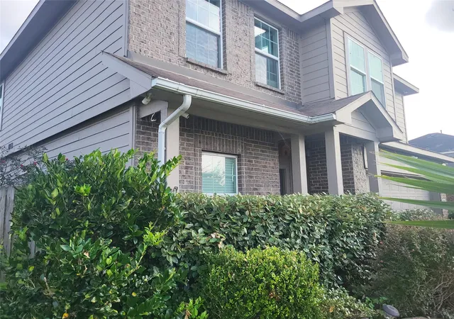 Photo 2 of Sale Pending at 321 Turquoise Trade Dr N, La Marque, TX 77568 | MLS# 68464063 | Listing updated on 2026-09-19