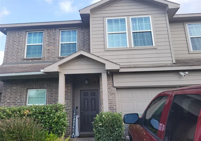 Photo 3 of Sale Pending at 321 Turquoise Trade Dr N, La Marque, TX 77568 | MLS# 68464063 | Listing updated on 2026-09-19