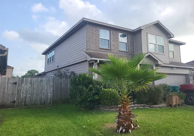 Photo 3 of Sale Pending at 321 Turquoise Trade Dr N, La Marque, TX 77568 | MLS# 68464063 | Listing updated on 2026-09-19