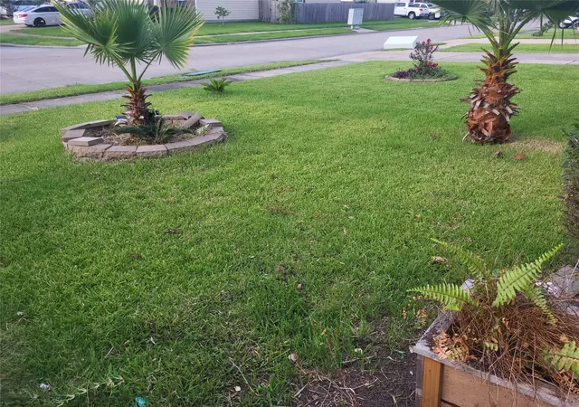 Photo 4 of Sale Pending at 321 Turquoise Trade Dr N, La Marque, TX 77568 | MLS# 68464063 | Listing updated on 2026-09-19